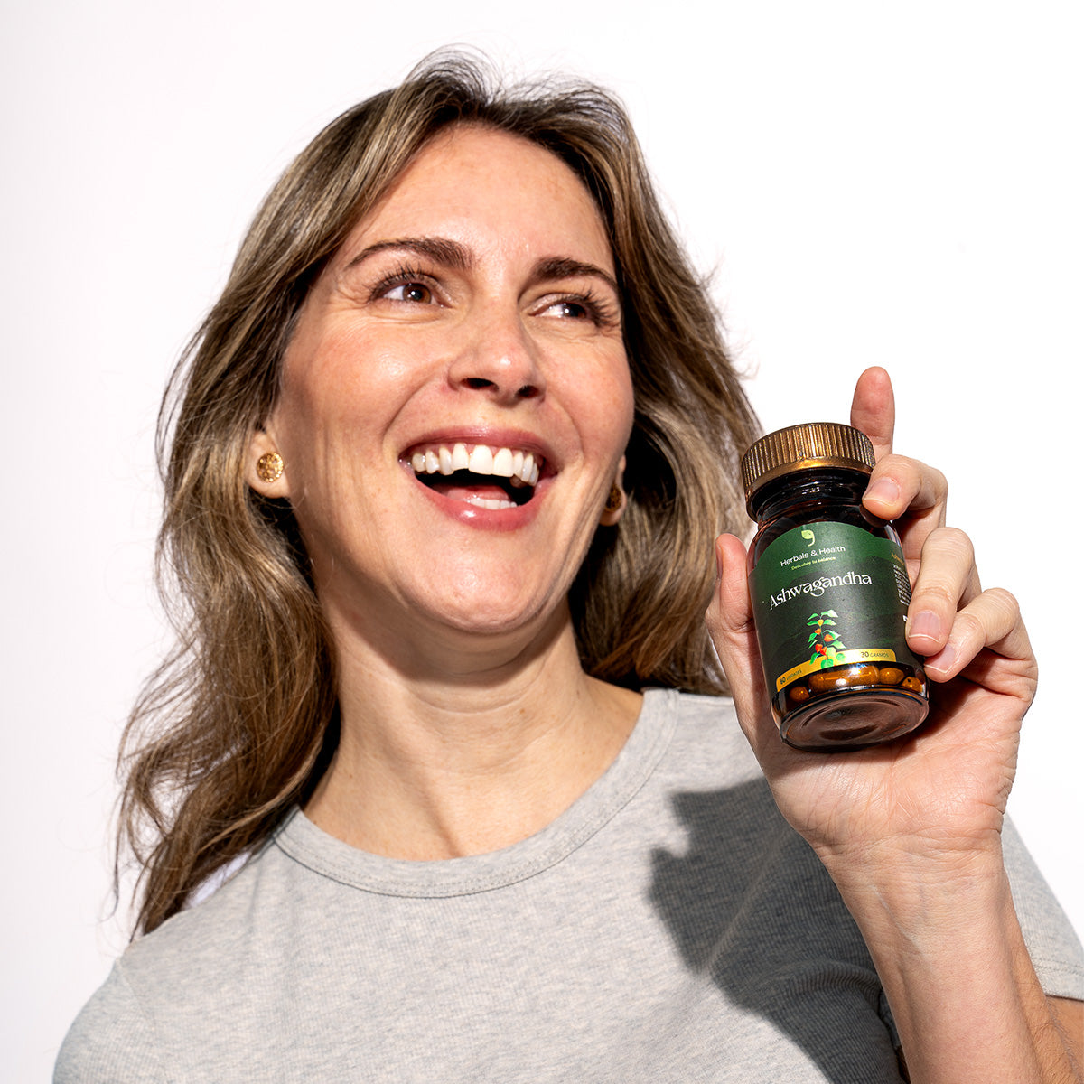 Mujer tomando ashwagandha natural para reducir el estrés